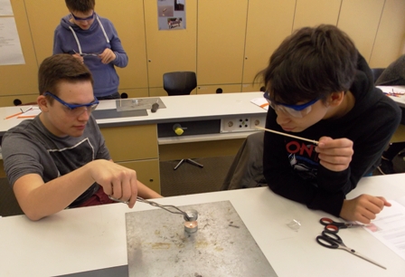 Schüler experimentieren mit Kunststoff