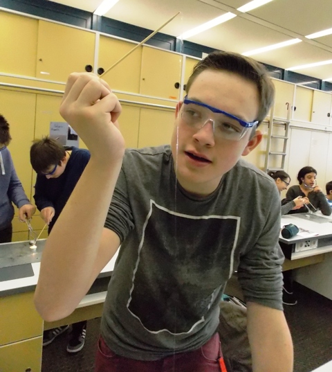 Schüler experimentiert mit Kunststoff