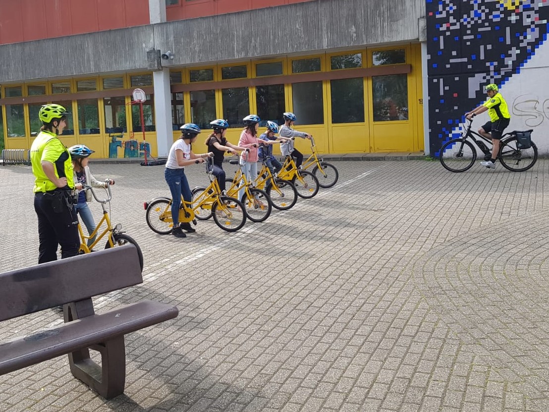 Schüler fahren auf dem Schulhof