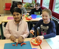 Kiner schneiden Obst